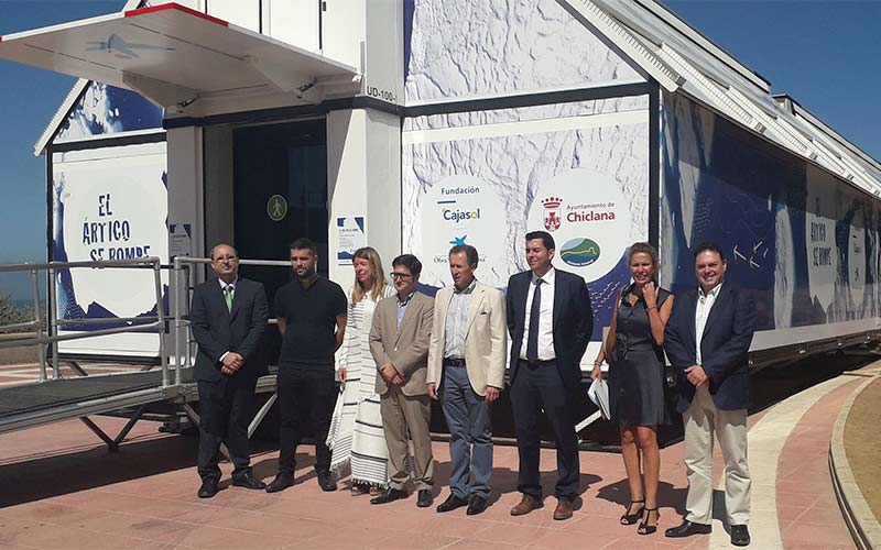 ‘El Ártico se rompe’: un “paseo entre icebergs” en plena playa de La Barrosa para concienciar sobre la aceleración del cambio climático