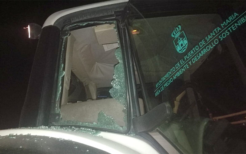 Apedreado un tractorista del servicio de Playas de El Puerto