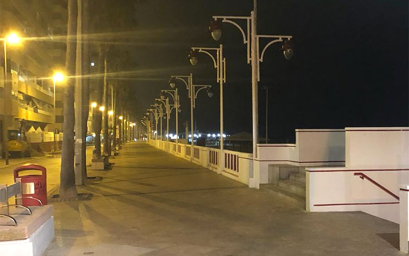 Denuncian el “apagón permanente” de varios tramos del paseo marítimo ya semipeatonalizado tras las obras del carril bici