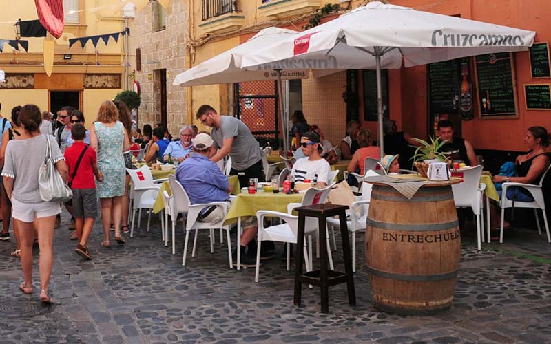 Baja el paro en la provincia de Cádiz en junio en casi 4.000 personas: el 79% en el sector servicios y más del 96% de contratos temporales