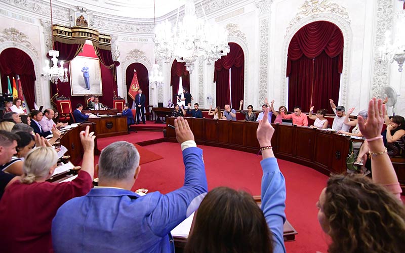 Adelante el pleno de organización: más recursos para la oposición, mismos sueldos para el Gobierno, y el PP ‘fuera’ de Eléctrica de Cádiz