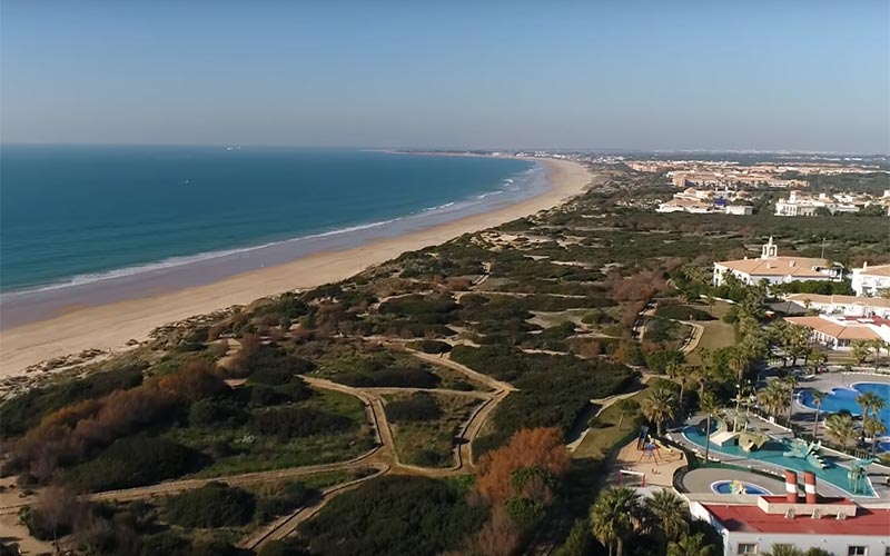 “Podemos vivir el mejor verano de la historia de Chiclana”: los hoteles de la costa rondaron el 89% de ocupación en junio