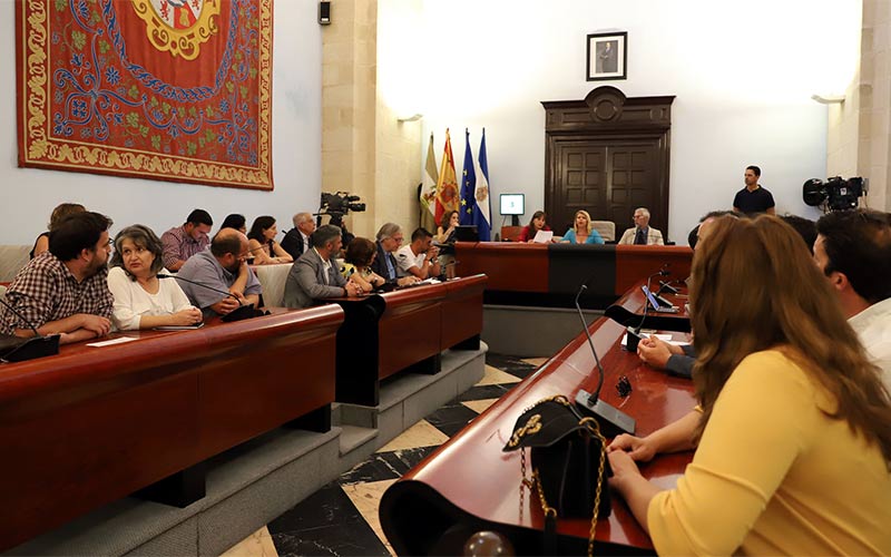 Fracasado pleno de organización en Jerez: PP, Cs y Adelante ‘tumban’ la propuesta de congelación salarial que se resignó a plantear el PSOE
