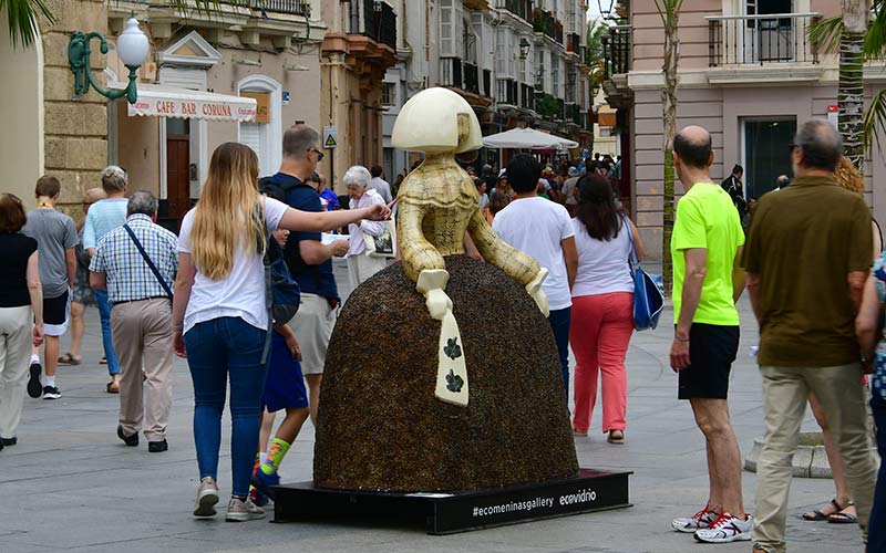 ‘Ecomeninas’ llega a Cádiz para fomentar el reciclaje del vidrio