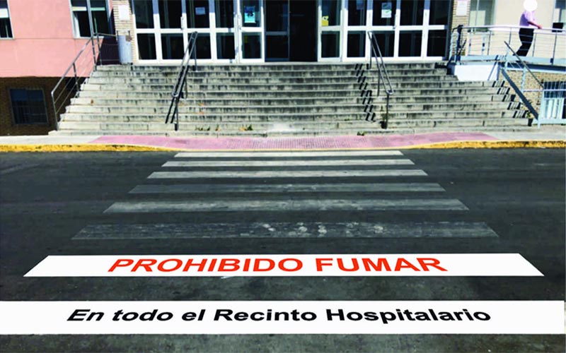El SAS recuerda a personal, pacientes y visitantes que “está prohibido fumar” en el todo el recinto del Hospital de Jerez