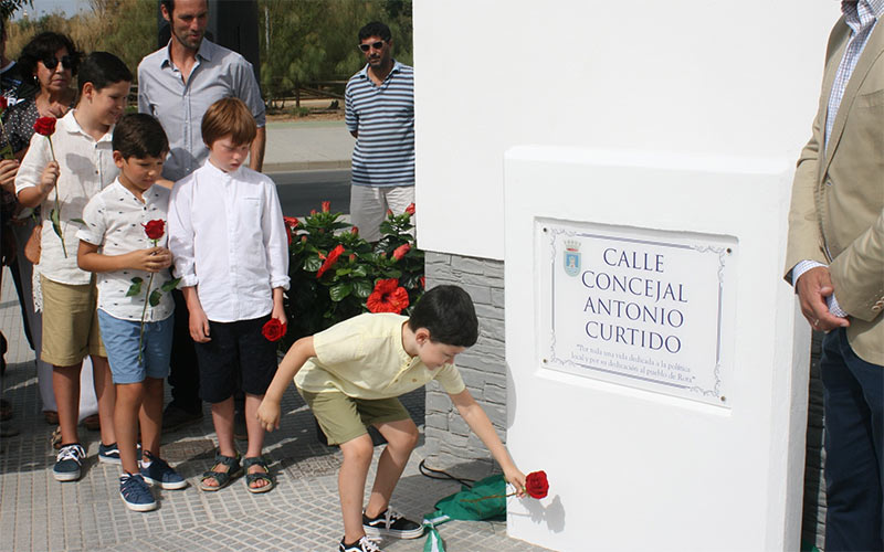 Rota ‘dedica’ al que fuera concejal socialista Antonio Curtido una calle por “toda una vida dedicada a la política local”