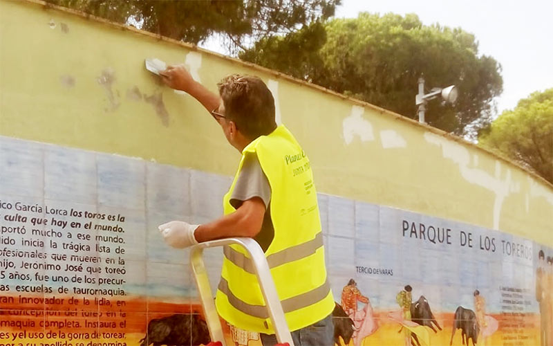 Personal de los planes de empleo adecenta los parques públicos