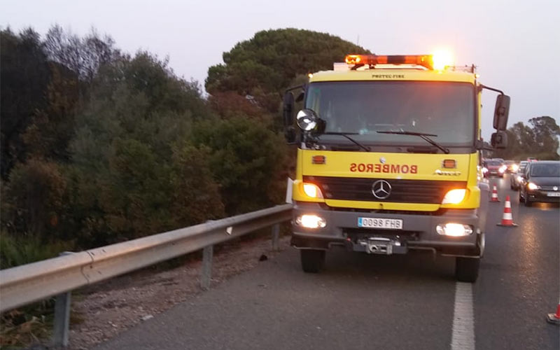 Más de cinco horas para apagar un incendio de pasto y rastrojo a la altura del Hospital de Puerto Real que afectó al tráfico de la zona