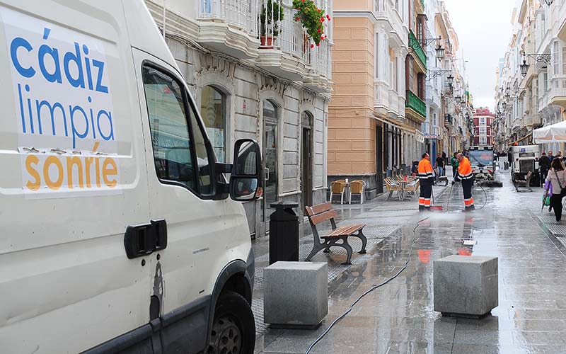 El contrato del servicio de limpieza en Cádiz debe volver a licitarse por el procedimiento ordinario; el Gobierno asume el “error” de la urgencia