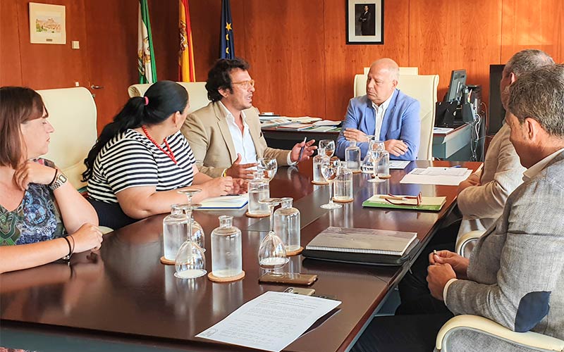 El consejero, ante las demandas del alcalde, asume la necesidad de estudiar las “particularidades” del mapa de oferta educativa en Cádiz
