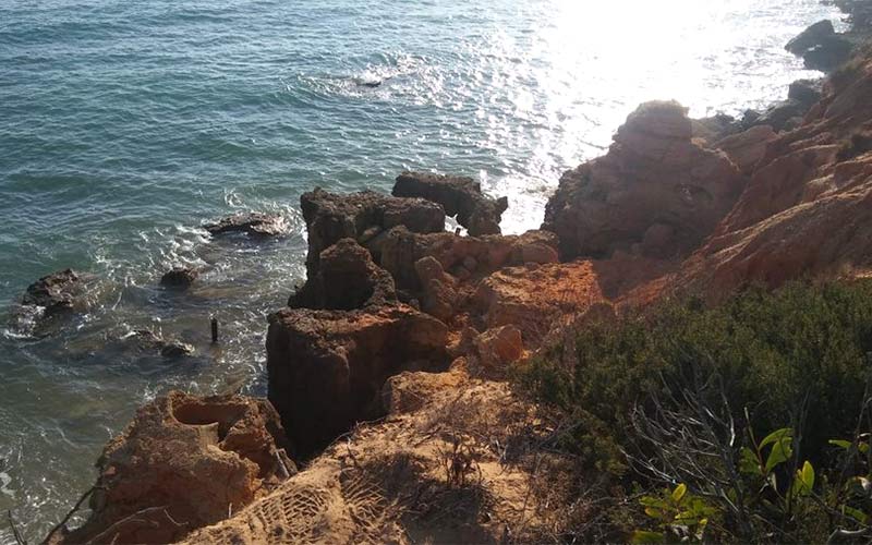 Muere tras lanzarse al mar desde la zona de acantilados de La Barrosa