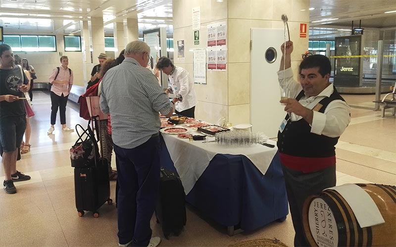 Jamón y vino de la tierra para celebrar la nueva conexión aérea entre Cádiz y Mánchester