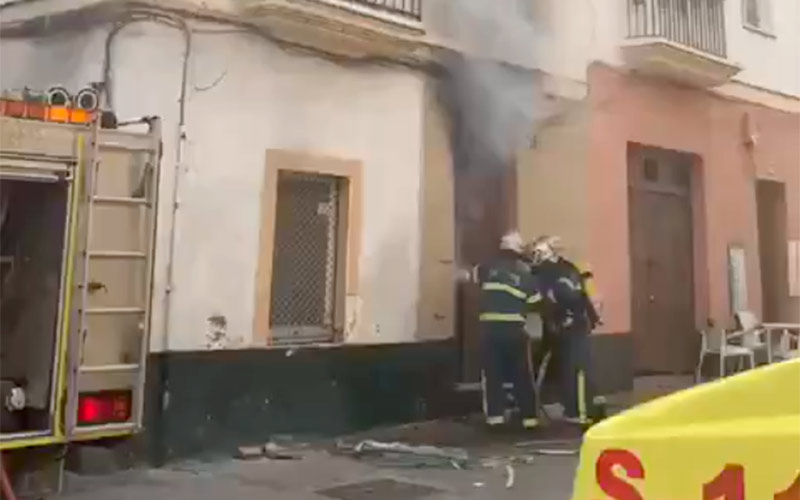 Alarma en Cádiz por el incendio en una finca abandonada en el centro