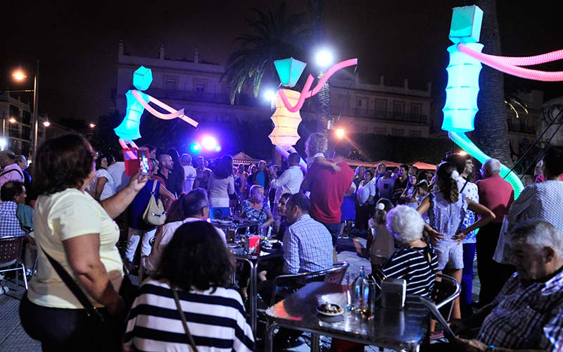 La Noche Blanca isleña “abarrota” el centro: “se ha consolidado ya como la cita de ocio y de cultura más importante de nuestro verano”