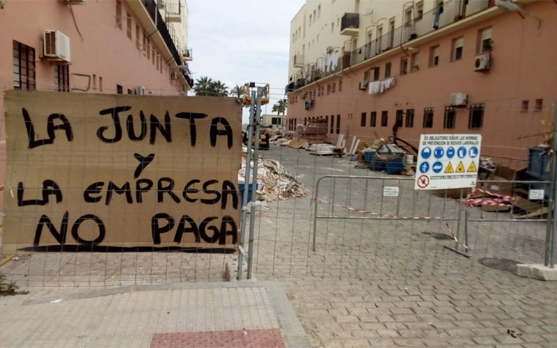 Las obras de rehabilitación de la Junta en varios bloques de viviendas de la barriada de La Paz siguen abandonadas cinco meses después