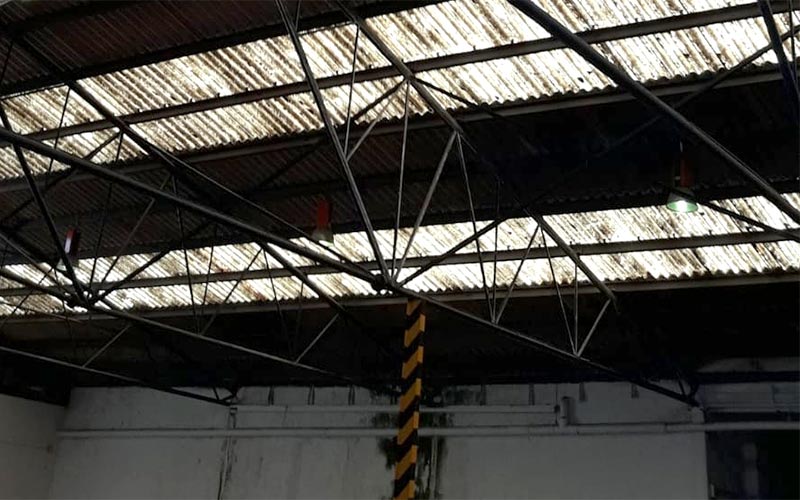 “No es normal que Mantenimiento Urbano, teniendo conocimiento del mal estado de la nave de la calle Algeciras, envíe a trabajadores allí”