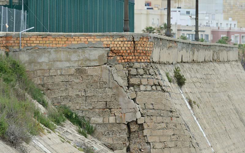 “Sufrimos como lentamente se deteriora una fortificación de siglos, un trozo de la identidad de Cádiz que poco importa al Gobierno español”