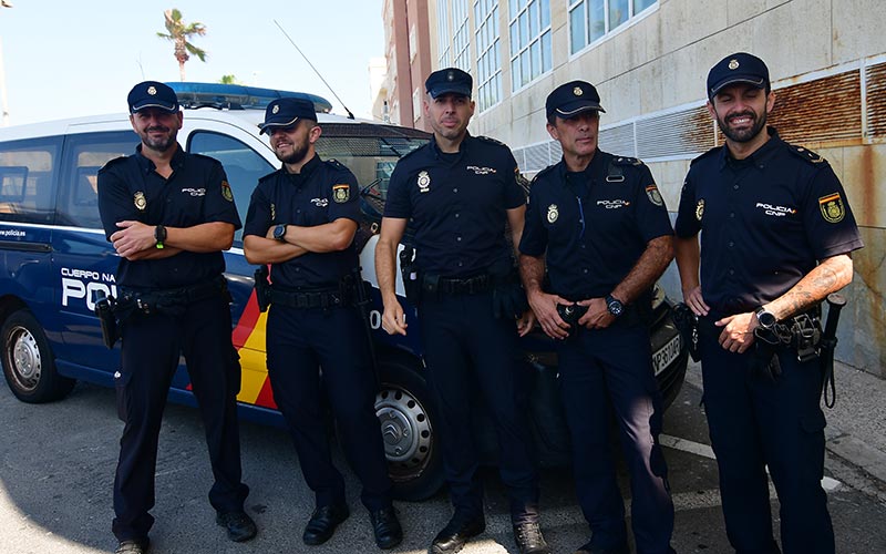 La Policía resalta su “espíritu de servicio a los ciudadanos”: el auxilio de cinco agentes salva la vida a una persona que sufría un infarto
