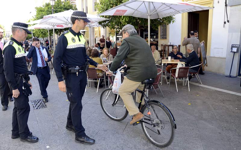 Orinar en la calle, entre los “comportamientos incívicos” más sancionados por la Policía Local de Jerez