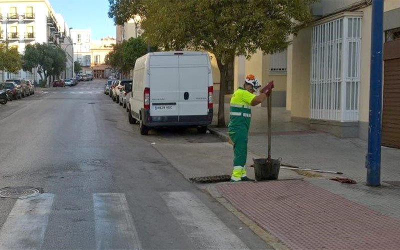 Se intensifica la limpieza de imbornales de cara a las lluvias de otoño, prestando especial atención a las zonas “más críticas” de La Isla