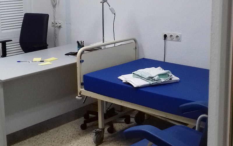Un dormitorio de supervisores generales ‘toma’ la sala de duelos de familiares de pacientes paliativos en el Hospital Puerta del Mar