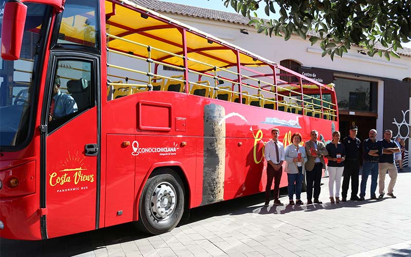 Chiclana estrena autobús turístico para ‘acercar’ a los visitantes alojados en los hoteles de la costa hasta el casco histórico