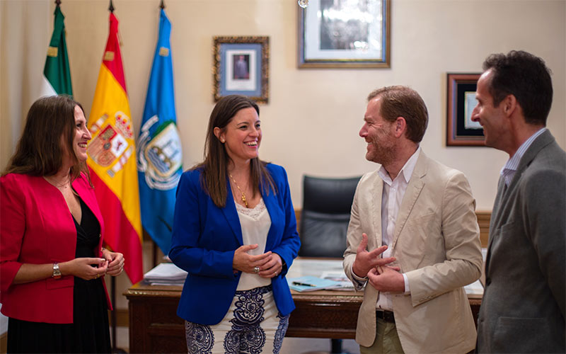De izquierda a derecha: el PSOE pacta la “estabilidad” de su Gobierno de La Isla con Ciudadanos tras acordar la investidura con Podemos