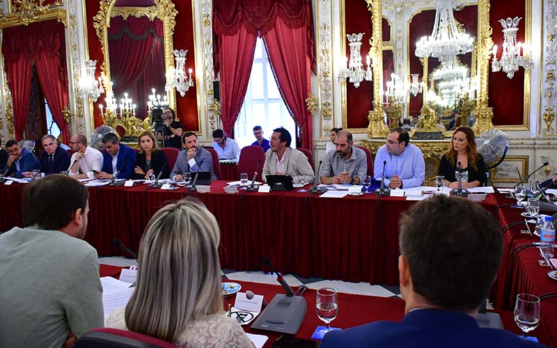 Todos los partidos en la Diputación reclaman medidas a Gobierno y Junta que combatan el alga asiática que asola el litoral gaditano