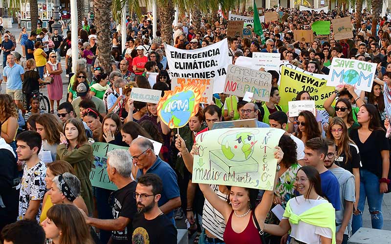 “Cambiemos el sistema, no el Planeta”: Cádiz también vive su 27-S