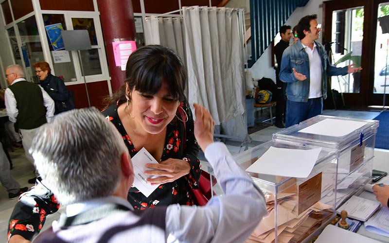 Rodríguez (Podemos) dona sus dietas del periodo de maternidad, que el Parlamento andaluz le impide devolver, a trabajadoras en huelga