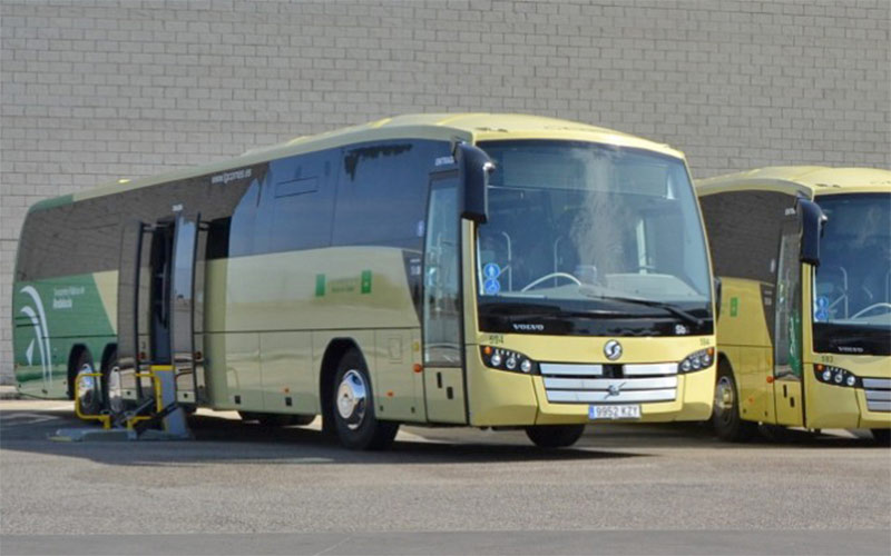 Las líneas interurbanas que unen la capital con San Fernando, Chiclana y Puerto Real incorporan cinco nuevos autobuses adaptados