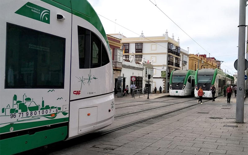 Más tranvías probándose a la vez mientras se forman sus conductores