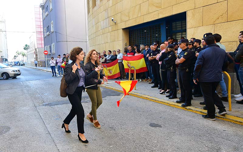 El “apoyo” a los policías nacionales destinados en Catalunya también se reproduce en Cádiz con concentraciones frente a comisarías