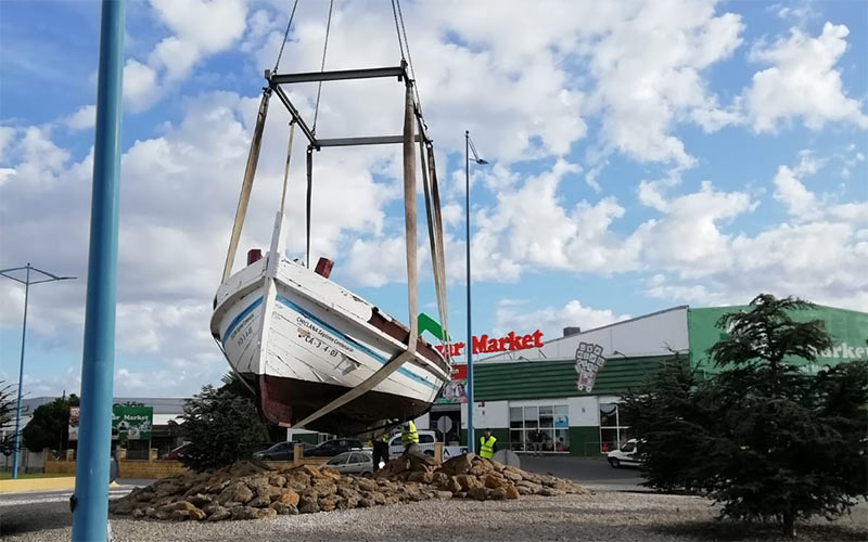 Al ‘taller’ el barco conmemorativo del VII Centenario de Chiclana que da la bienvenida en una de las rotondas de la avenida del Mueble