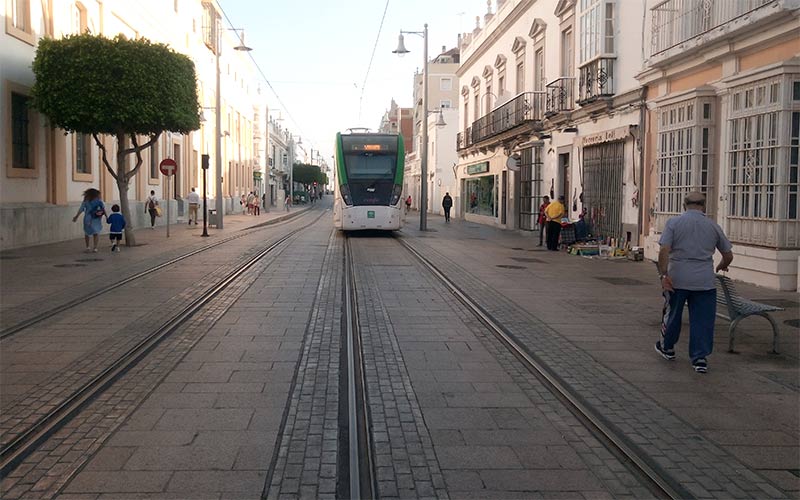 Llegarán papeleras y bancos a la calle Real semipeatonalizada por la obra del tranvía como paso previo a ser ‘entregada’ al Ayuntamiento