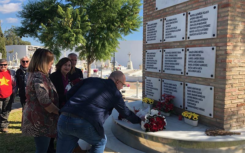 Socialistas gaditanos recuerdan en la fosa común de Puerto Real a las víctimas del franquismo, en la mañana de la exhumación de Franco