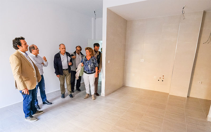 La nueva promoción municipal de alquiler social con 13 viviendas levantada en la calle Cruz espera estar lista y entregada a final de año