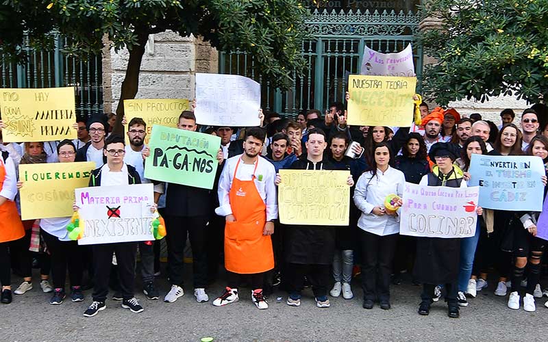 “Queremos cocinar”: alumnos de la escuela de hostelería Fernando Quiñones carecen de materias primas para las prácticas formativas