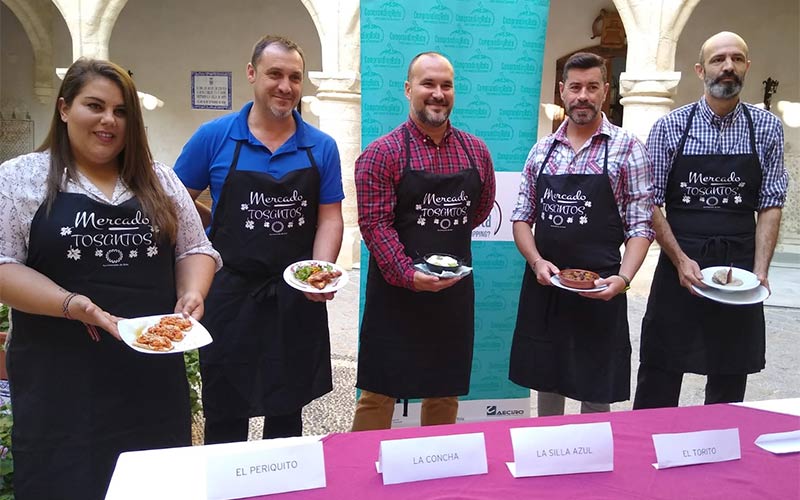 Una ruta de la tapa complementa al Mercado de Tosantos en Rota