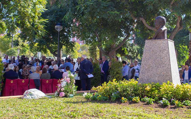 La Isla dedica un busto a su último alcalde republicano, “un hombre bueno que velaba por sus paisanos”, 83 años después de su asesinato