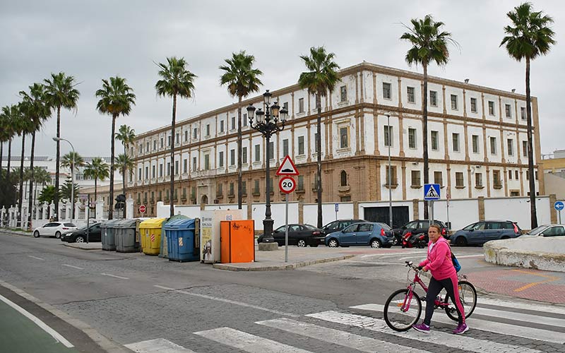 “Trasladaremos Ciencias de la Educación a Valcárcel”: promesa del PP en las elecciones andaluzas que le refrescan el alcalde y el rector