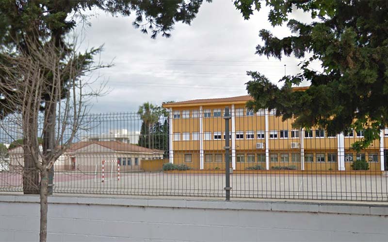 La Junta reserva 70.000 euros para modernizar la obsoleta instalación eléctrica del CEIP Río San Pedro, pese a que “no es su competencia”
