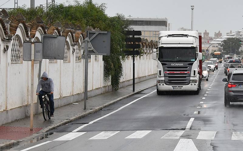 Hasta 500.000 euros del plan Invierte para sustituir el muro que separa las vías del tren de la antigua carretera industrial