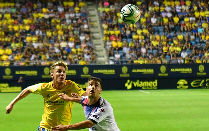 Un Cádiz aplatanao se viene de Tenerife con un punto