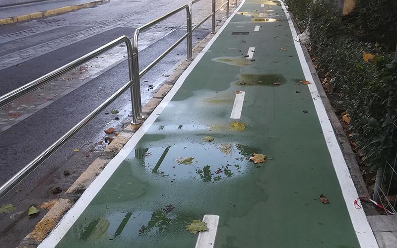Los peligrosos charcos del carril bici persisten pese a las denuncias