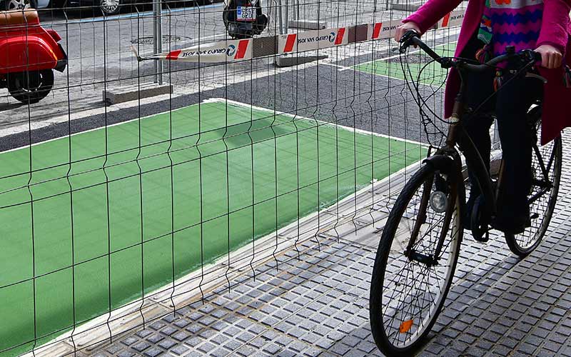 La Junta contra el “impacto visual”: se ordena a sí misma reemplazar los pasos elevados por semáforos y repintar el carril bici de intramuros