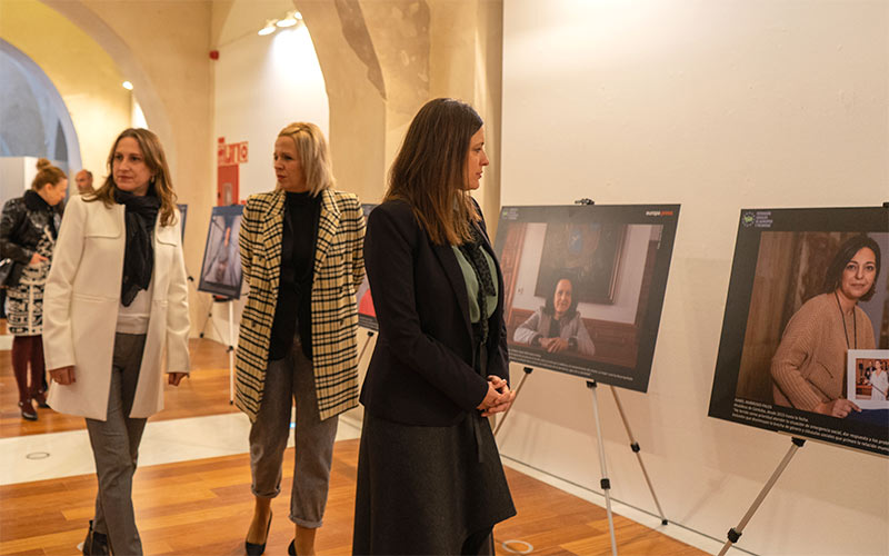 El castillo de San Romualdo se abre a una exposición que quiere poner en valor el papel de la mujer en la política municipal andaluza