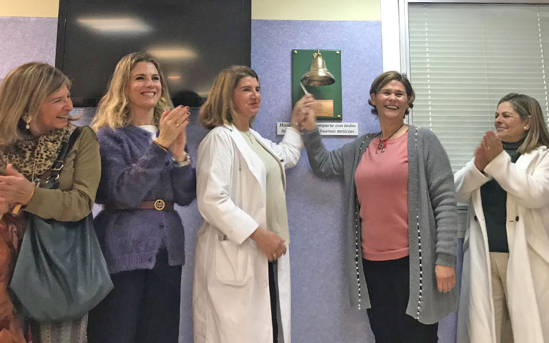 La ‘Campana de los sueños’, con un mensaje de esperanza hacia quienes luchan contra el cáncer, se instala en el Hospital de Jerez