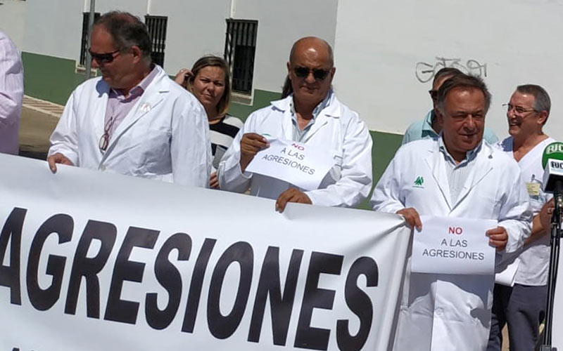 Una paciente agrede a dos médicos de La Longuera