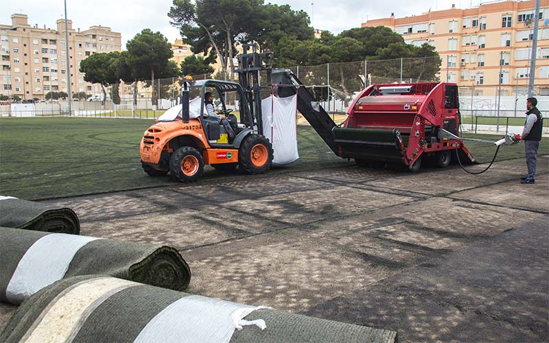 Nuevo césped para el campo de la Bazán, en un mes